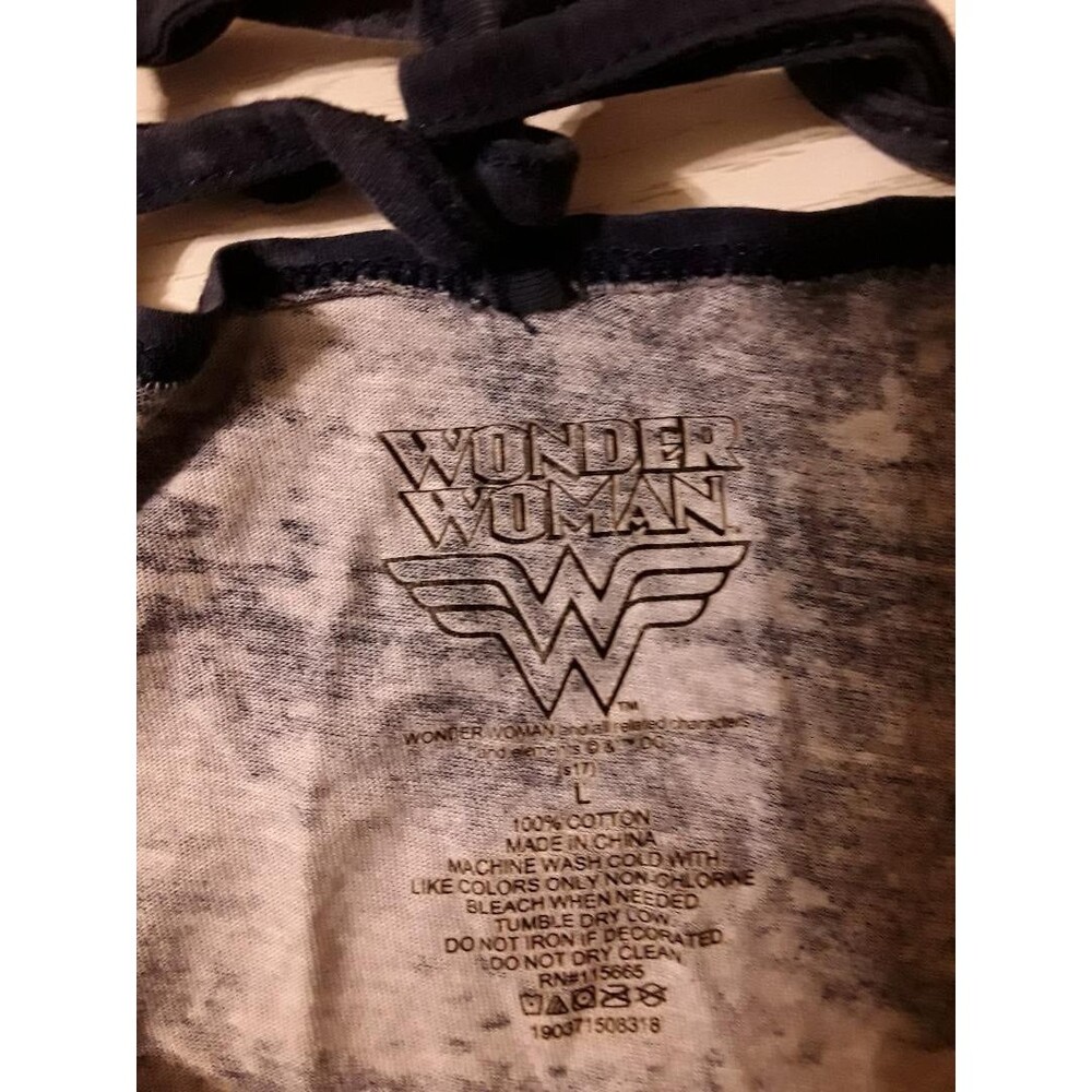 Wonder Woman Large tank Tank NWOT - Picture 2 of 3